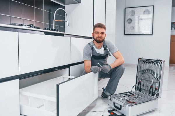 young-professional-plumber-in-grey-uniform-using-e-resize-r4ivswshgjfo93ofzf9nb10vypq75cqm3jcw0mlgn0